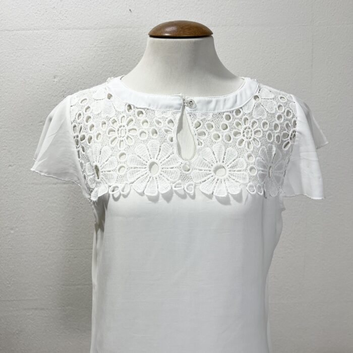 Blusa branca com bordados - Tam M - Imagem 2